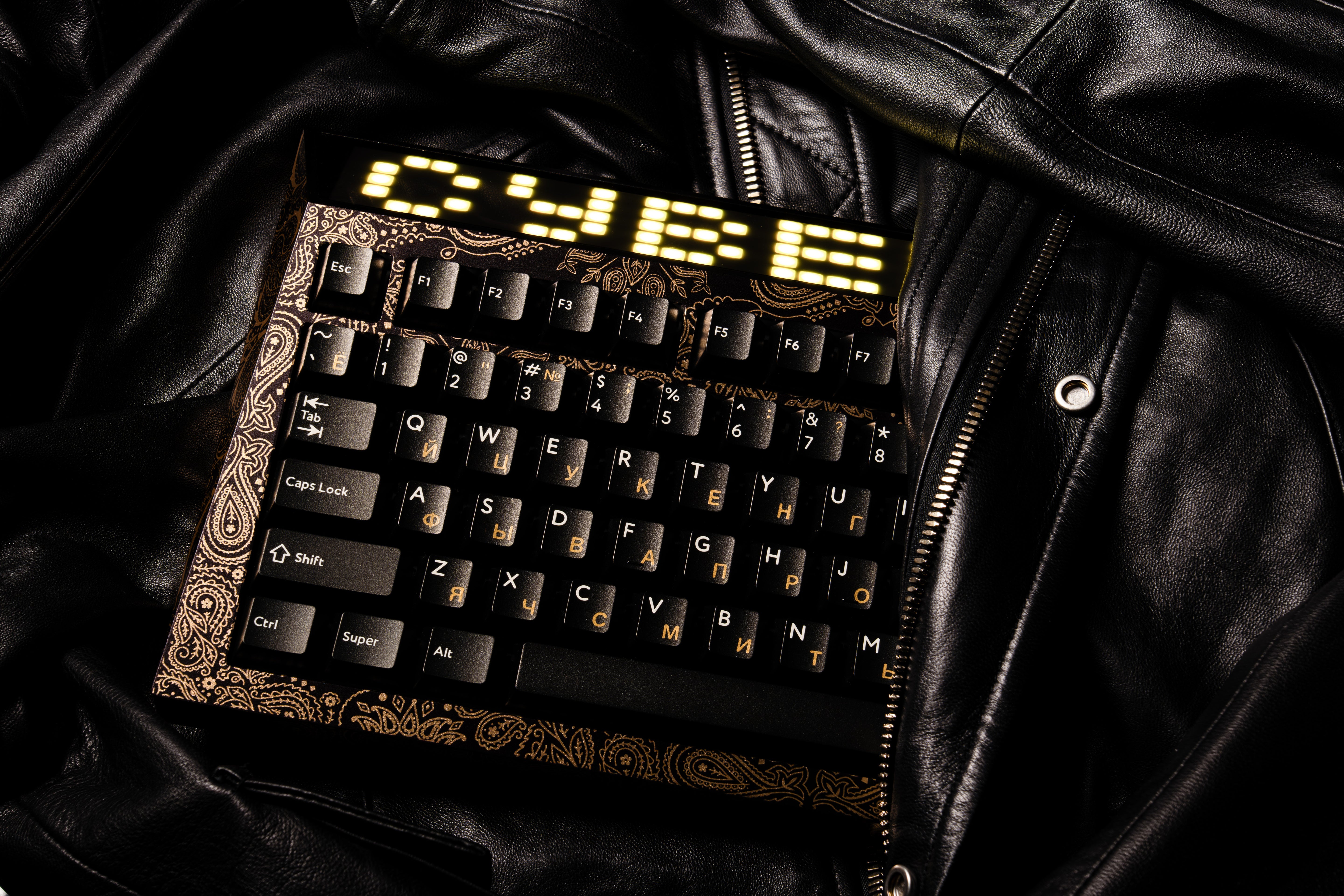CYBERBOARD Gold Paisley Limited Edition + WINSHOP Coiled Aviator Cable Combo - Angry Miao