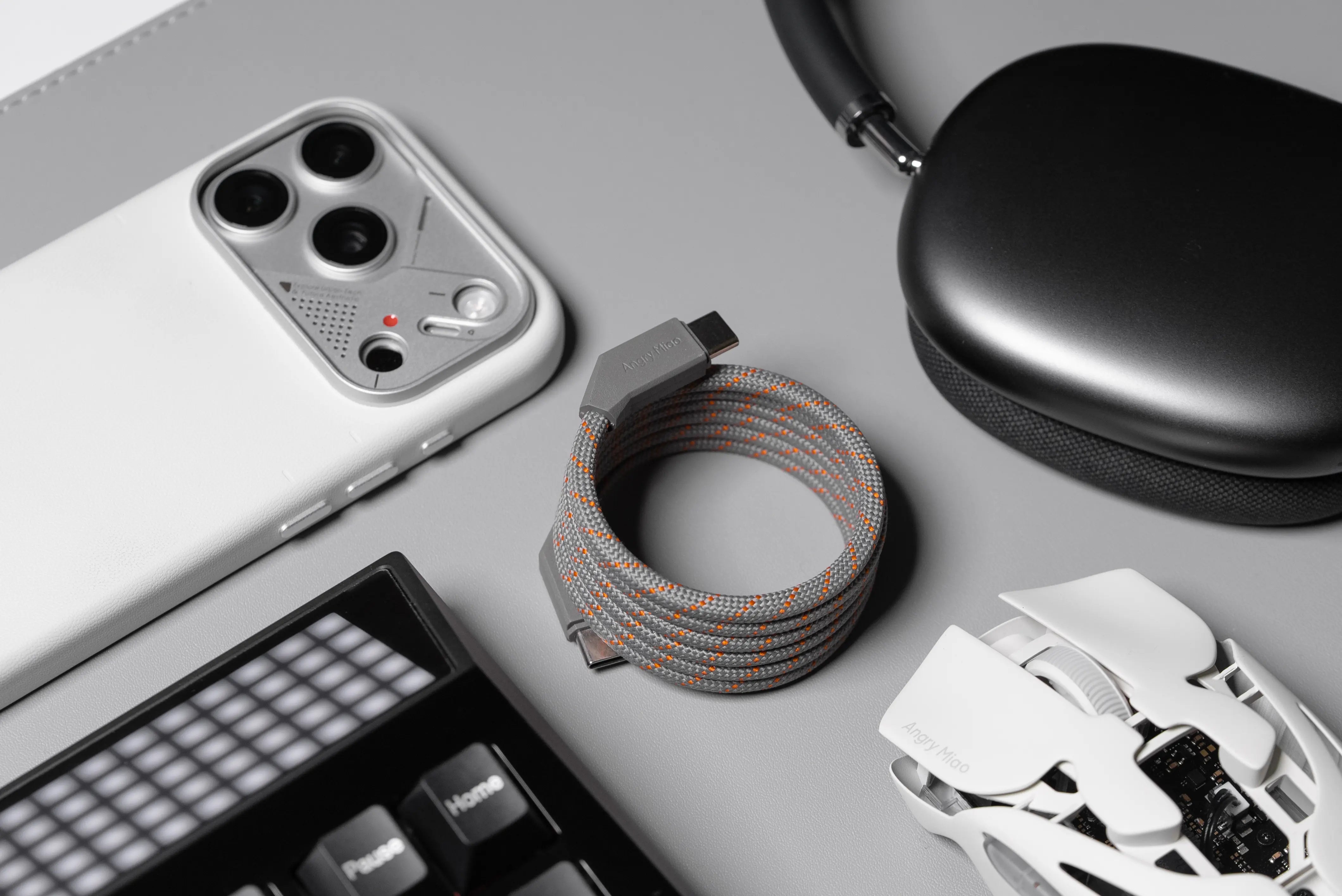 AM SLANTCABLE™ : Magnetic Self-Coiling Cable - Angry Miao